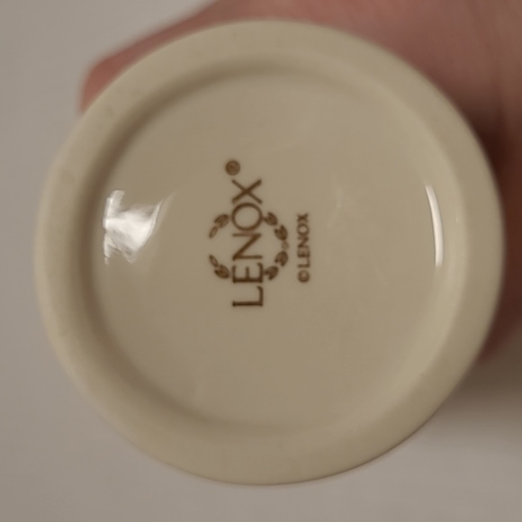 Lenox Daffodils in Bloom Bud Vase with Gold Trim - Picture 10 of 16